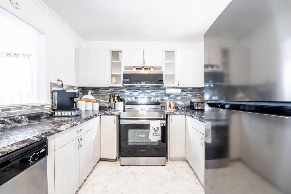 Luxury Stylish Home, Walk To Falls, Fire Pit&more Ferienhaus Niagara-Fälle